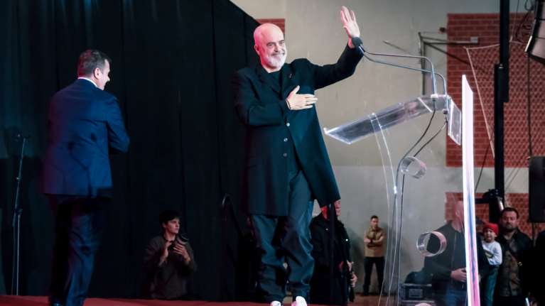 Έντι Ράμα: Θερμή υποδοχή με τραγούδια, χορούς και αλβανικές σημαίες στην προεκλογική συγκέντρωση στην Αθήνα [βίντεο]