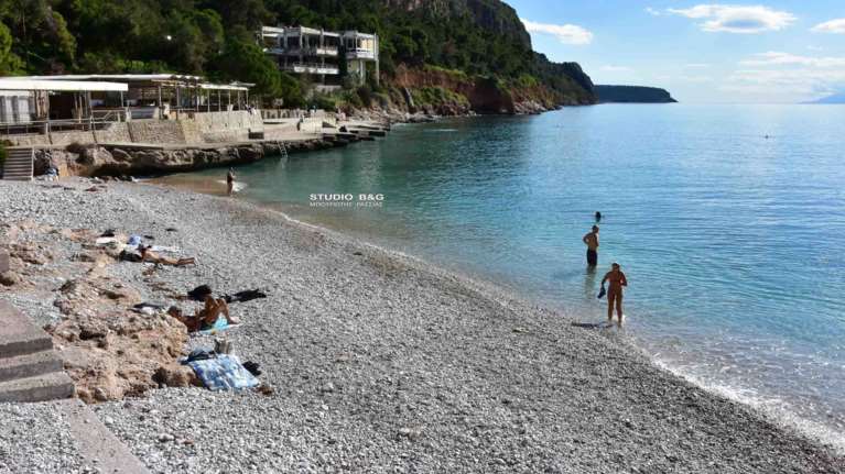 Ποια κακοκαιρία; Στο Ναύπλιο πήγαν για μπάνιο και για ηλιοθεραπεία [Εικόνες]