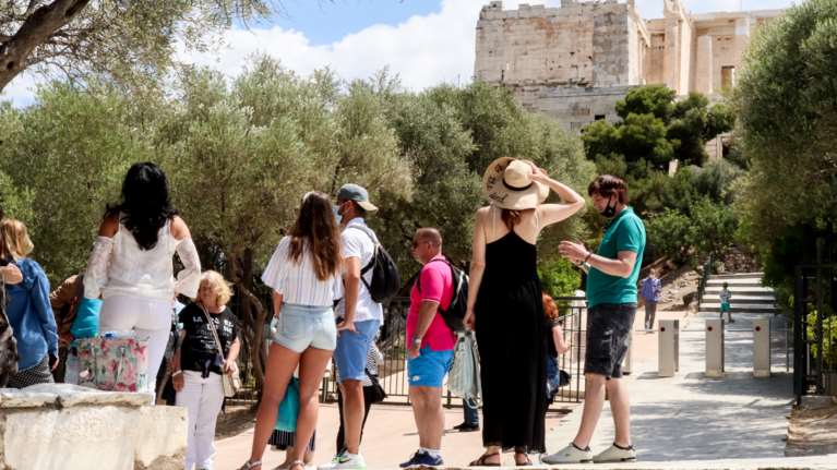 Πολιτική κόντρα για τα 150 ευρώ στους νέους - Τι απαντούν οι επιστήμονες - Κίνητρα υπέρ του εμβολιασμού σε όλο τον κόσμο