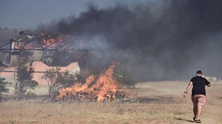Πυρκαγιά στην Κερατέα: Οριοθετήθηκε από ισχυρές δυνάμεις της Πυροσβεστικής