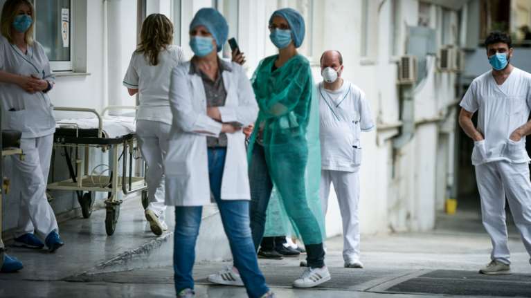 Χαμός στο Νοσοκομείο Λάρισας: Συνοδός ασθενούς χτύπησε γιατρούς και τραυμάτισε τον έναν