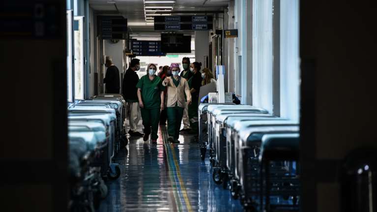 Υγειονομικός γολγοθάς δύο μηνών με λοιμώξεις του αναπνευστικού και κορονοϊό: Σε πολιορκία τα νοσοκομεία