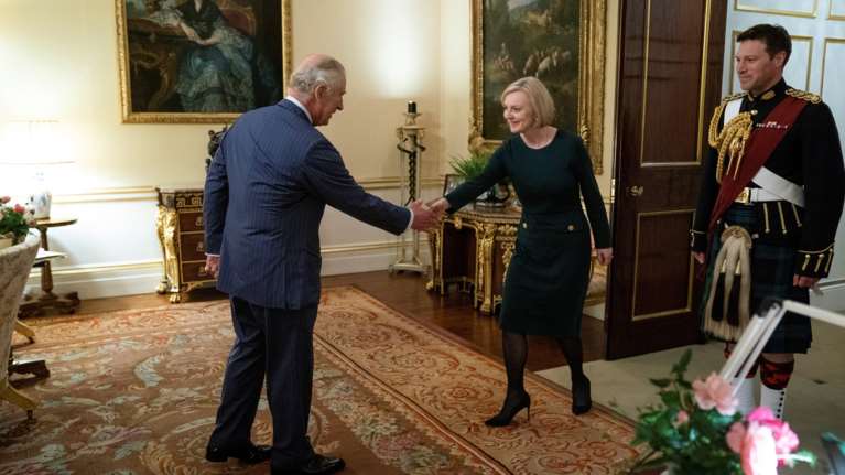 "Ω! Αγαπητή μου, ήρθες πάλι;" - Ο Βασιλιάς Κάρολος σε νέα επική γκάφα με τη Λιζ Τρας [βίντεο]