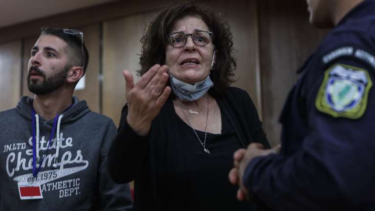 Δίκη Χρυσής Αυγής: &quot;Για τα τραγούδια του τον σκοτώσατε;&quot; - Ξέσπασε η Μάγδα Φύσσα και αποχώρησε από την αίθουσα