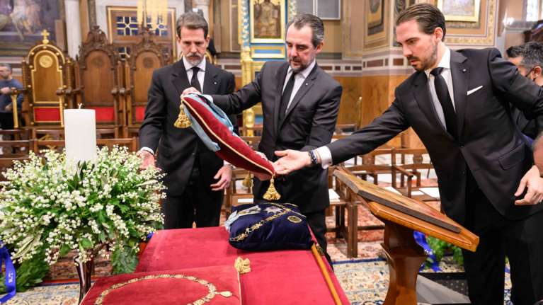 Κηδεία τέως βασιλιά Κωνσταντίνου: Τα παράσημα και το ολυμπιακό μετάλλιο μπροστά στο φέρετρο [εικόνες]