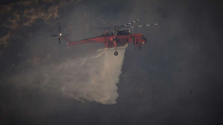 Φωτιές: Ποιες χώρες έστειλαν ενάερια και επίγεια μέσα πυρόσβεσης για να συνδράμουν στη μάχη με τις φλόγες