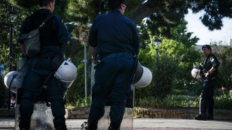 Αστυνομικός παρασύρθηκε από αυτοκίνητο στα Εξάρχεια