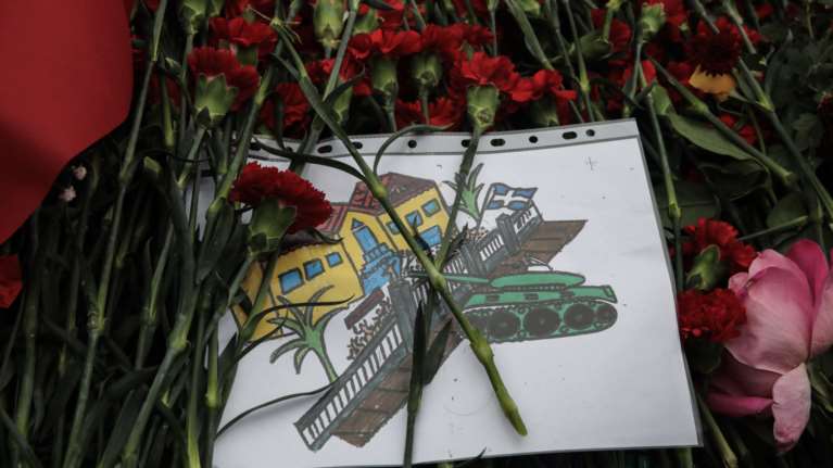 Επέτειος Πολυτεχνείου: Μαθητές αφήνουν ζωγραφιές και λουλούδια στο ιστορικό μνημείο