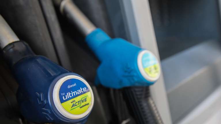 Fuel Pass 2: Συνεχίζονται οι πληρωμές, πάνω από 2 εκατ. δικαιούχοι έλαβαν την επιδότηση - Τα ποσά ανάλογα με τον τόπο κατοικίας