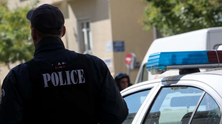 Καλλιθέα: Αυτοκτονία ο θάνατος του 34χρονου με σφαίρα στο κεφάλι - Άλλα τρία όπλα βρέθηκαν μέσα στο σπίτι