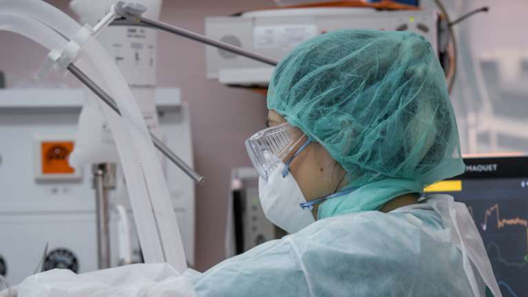 Κορονοϊός: &quot;Ασφυξία&quot; με 100 νεκρούς και 622 διασωληνωμένους - 1.882 νέα κρούσματα σήμερα