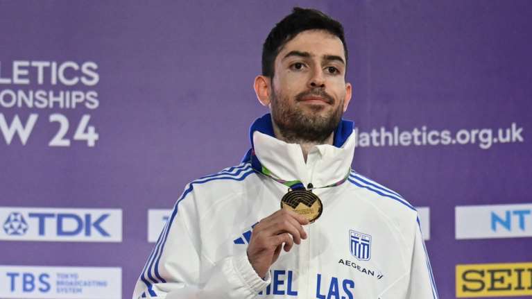 Συγκίνηση και υπερηφάνια: Ο Μίλτος Τεντόγλου στο υψηλότερο σκαλί του κόσμου– Δάκρυσε για πρώτη φορά [Βίντεο]