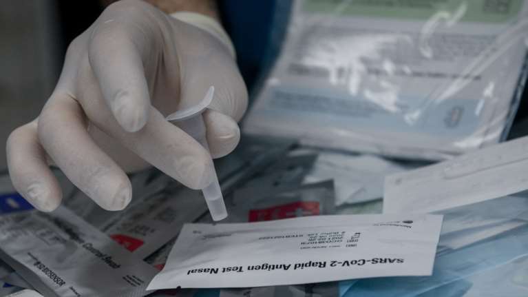 Γεραπετρίτης: Από την Πέμπτη τα self test σε 900.000 εργαζόμενους [βίντεο]