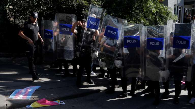 "Μεσαίωνας" στην Τουρκία: Χημικά και συλλήψεις από την αστυνομία για να διαλύσει το Gay Pride [Εικόνες - Βίντεο]