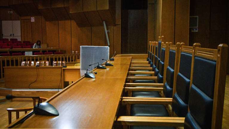 Ένωση Δικαστών και Εισαγγελέων: Τα αυτόφωρα λειτουργούν τα Σαββατοκύριακα και τις αργίες