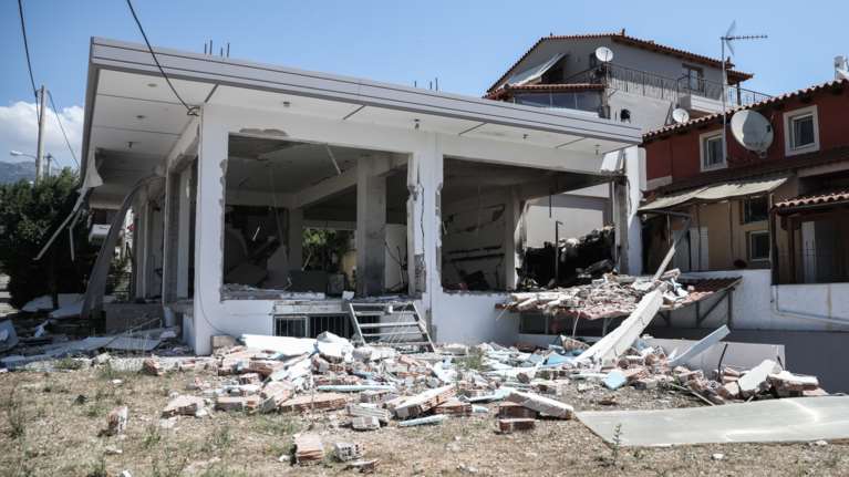 Μενίδι: Με 3 κιλά εκρηκτικά ισοπέδωσαν το ξυλουργείο - Αμάξι με λαθραία τσιγάρα στο υπόγειο [εικόνες - βίντεο]