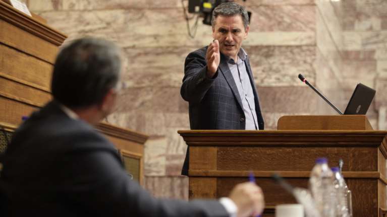 Σταϊκούρας - Τσακαλώτος: Τρικούβερτος καβγάς και στο Facebook για τον &quot;υπουργό των πλειστηριασμών&quot;