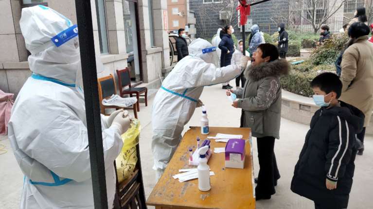 Κορονοϊός: Οι Κινέζοι ανακοίνωσαν 402 νέα κρούσματα - Ο υψηλότερος αριθμός εδώ και δύο χρόνια