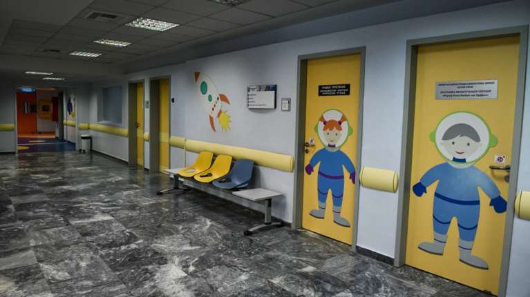 Μεγάλη ανησυχία για τον παρβοϊό: Στο Ωνάσειο με μυοκαρδίτιδα 3 παιδιά από σχολείο της Θεσσαλονίκης [βίντεο]