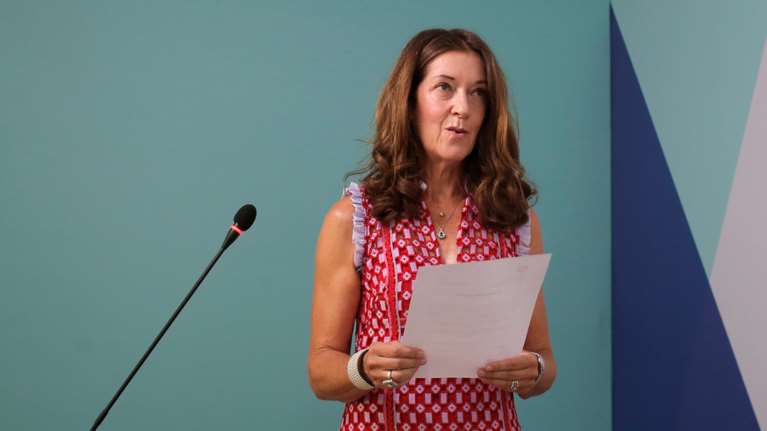 Ορκίστηκε Ελληνίδα η συγγραφέας Βικτόρια Χίσλοπ- Η συνάντηση με τον Μητσοτάκη [εικόνες]