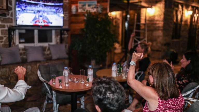 &quot;Βάλτο αγόρι μου&quot; - Πώς η Κατερίνα Σακελλαροπούλου πανηγύρισε τη νίκη της Εθνικής στο Eurobasket