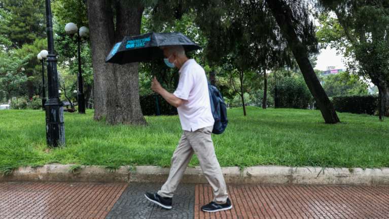 Άστατος καιρός με βροχές και καταιγίδες - Υποχωρεί ο υδράργυρος