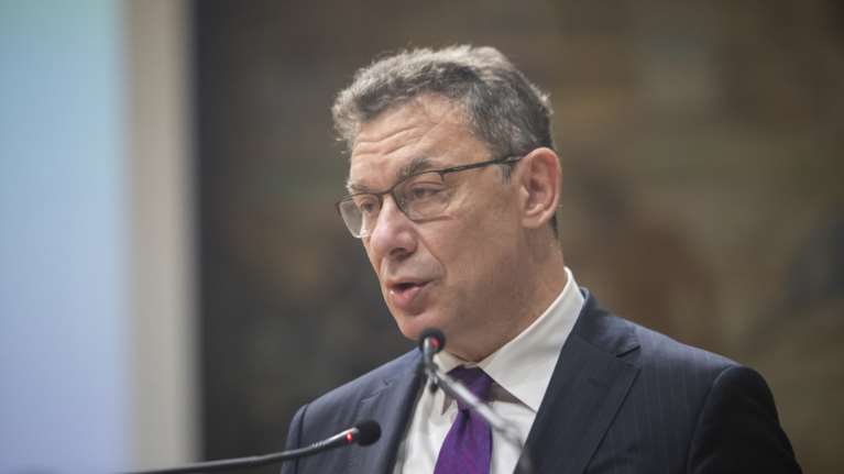 Pfizer: Σε δύσκολη θέση ο Άλμπερτ Μπουρλά - Ποιο είναι το αμερικανικό fund που αμφισβητεί την ηγεσία του