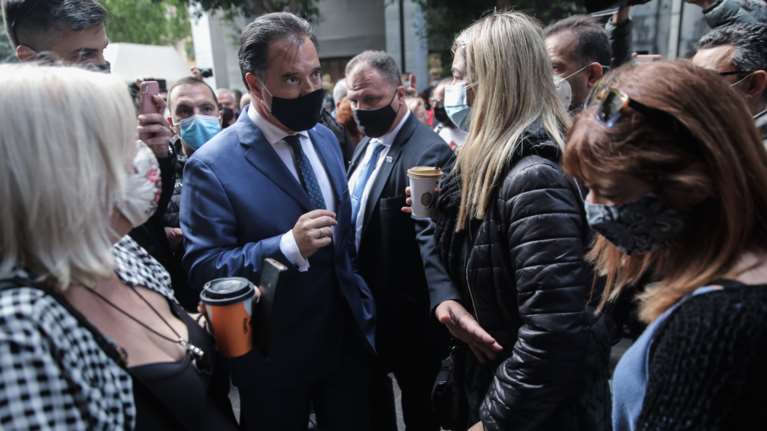 Διαδήλωση κουρέων και κομμωτών για τα νέα μέτρα: Συγκέντρωση έξω από το υπουργείο- Τους συνάντησε ο Άδωνις