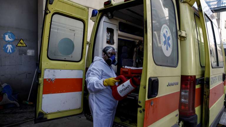 Συναγερμός στο ΕΚΑΒ: Δύο υπάλληλοι θετικοί στον κορονοϊό - Άλλοι 30 σε καραντίνα