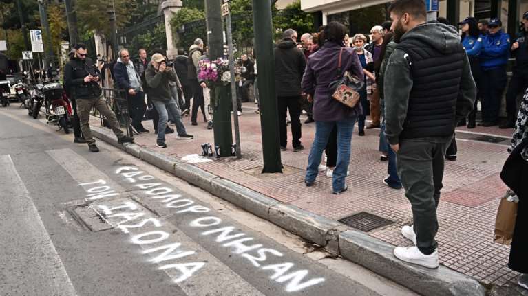 Συγκέντρωση έξω από τη Βουλή για τον Ιάσονα Λαλαούνη - Τον 23χρονο που σκότωσε σε τροχαίο ο οδηγός της Ντόρας Μπακογιάννη