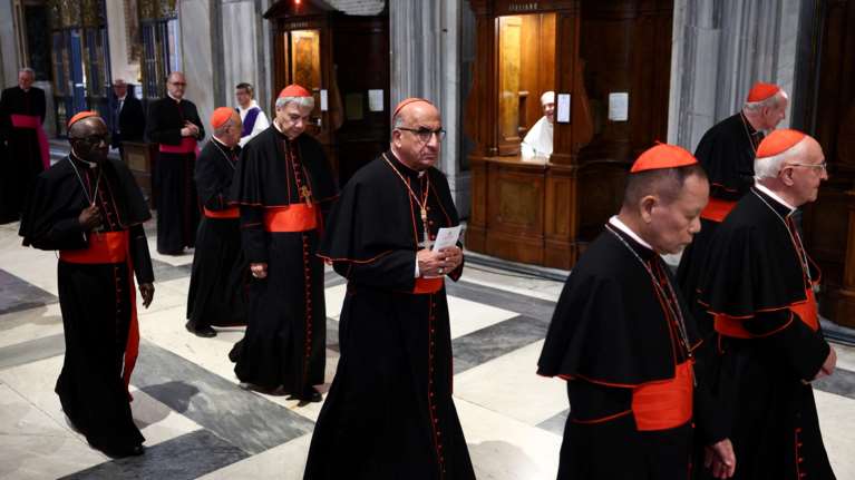 Το Κονκλάβιο αποφασίζει την ημερομηνία εκλογής νέου Πάπα – Πάνω από 20 Καρδινάλιοι υποψήφιοι για την διαδοχή