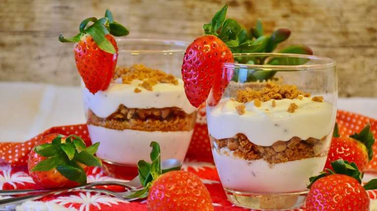 Συνταγή για γιαουρτογλυκό με τρία υλικά - Δροσερό και ελαφρύ, έτοιμο σε λίγα λεπτά