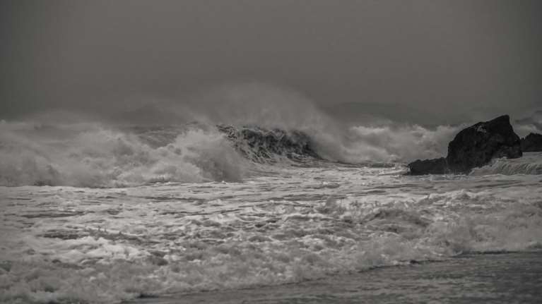 Σφυροκοπά ο Ιανός την Ιθάκη: Μεγάλες καταστροφές, παρασύρθηκε σκάφος, χωρίς ρεύμα από τις 3 τα ξημερώματα