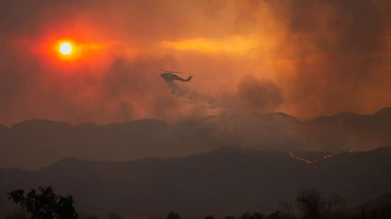 Ξανά φωτιά στο Λος Άντζελες: Χιλιάδες απομακρύνσεις από το νέο μέτωπο - Συνεχείς ρίψεις νερού από εναέρια μέσα [εικόνες]