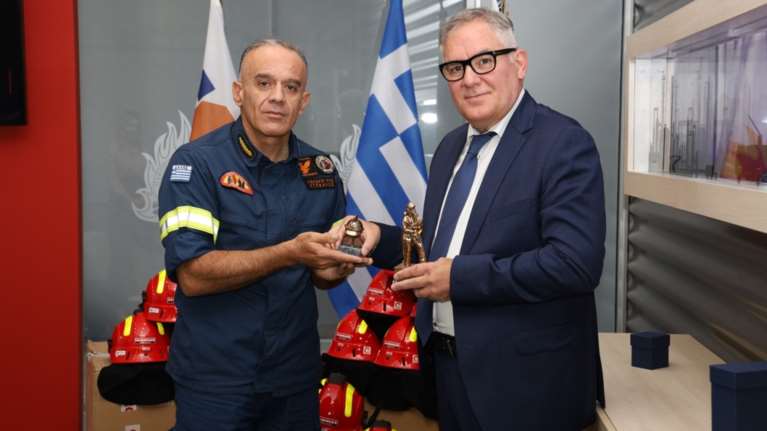 Δωρεά της ISOMAT στην Πυροσβεστική: Πυροσβεστικά κράνη τελευταίας τεχνολογίας