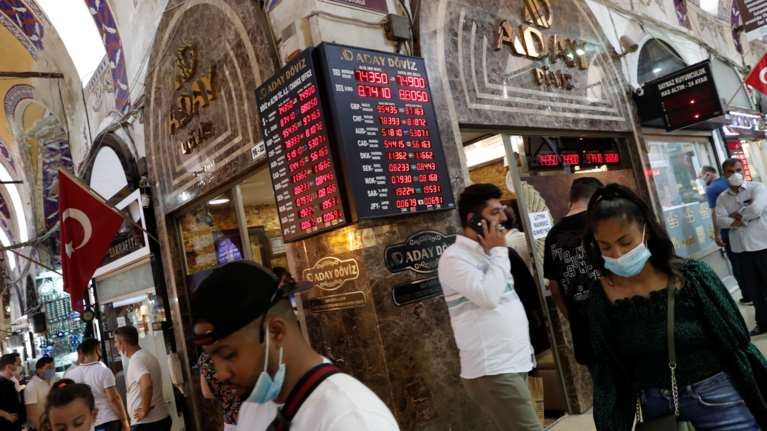 Handelsblatt: Η Τουρκία βυθίζεται σε οικονομική κρίση - Καταρρέει η λίρα