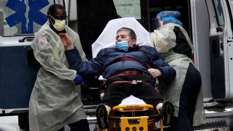 Νέο θλιβερό ρεκόρ: Πάνω από 2.200 νεκροί σε ένα 24ωρο στις ΗΠΑ