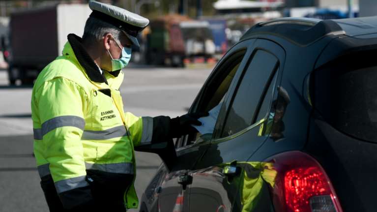 Συνεχίζεται η &quot;βροχή&quot; προστίμων για τους παραβάτες - 1.819 μόνο την Πέμπτη