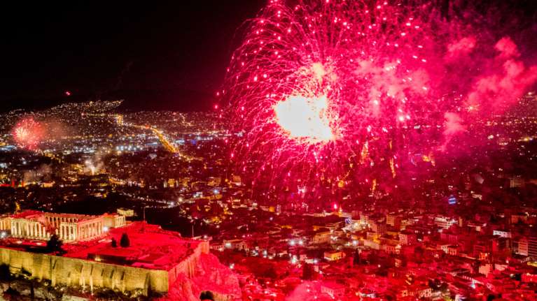 Πρωτοχρονιά: Έγινε η νύχτα μέρα  από τα πυροτεχνήματα - Πώς υποδέχθηκε το 2021 η Ελλάδα [Εικόνες - Βίντεο]