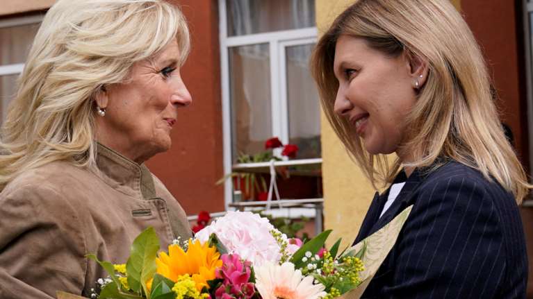 Επίσκεψη-έκπληξη της Τζιλ Μπάιντεν στην Ουκρανία - Συναντήθηκε με την Ολένα Ζελένσκα [εικόνες]