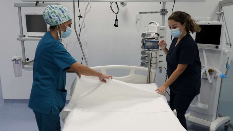 Κορονοϊός: Έσπασαν το φράγμα των 2.000 τα νέα κρούσματα - 6 θάνατοι, 135 διασωληνωμένοι