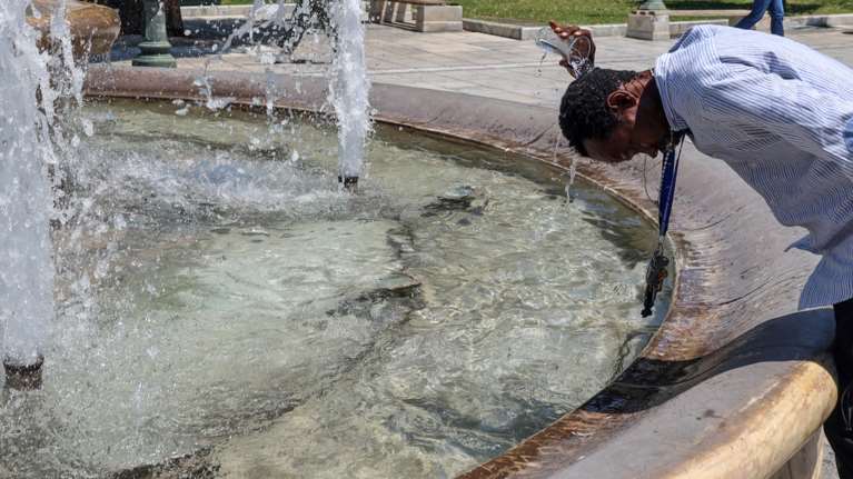 Βιώνουμε καύσωνα ή παρατεταμένη έντονη ζέστη; Γιατί διαφωνούν οι μετεωρολόγοι για τις υψηλές θερμοκρασίες των τελευταίων ημερών