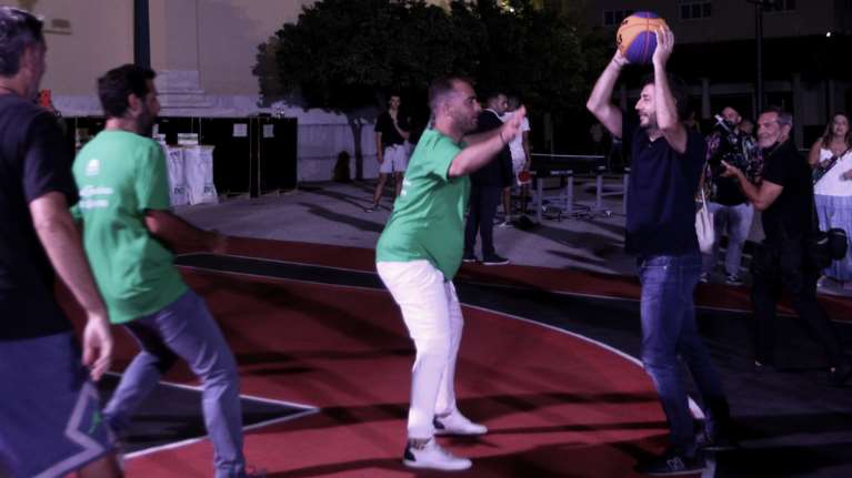 Ανδρουλάκης: Μπαίνει χειρουργείο μετά τη ρήξη χιαστών σε "αγώνα" μπάσκετ - Κανονικά σήμερα η ομιλία του [Εικόνες]