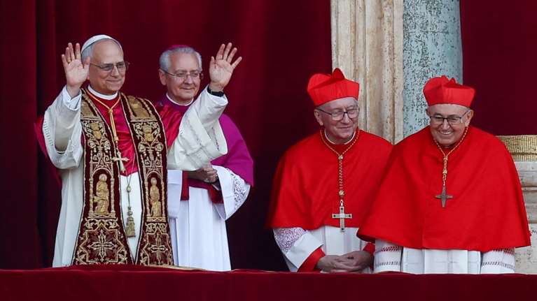 Πάπας Λέων ΙΔ&#39;: Το πρώτο βίντεο μετά την εκλογή του - Η προσευχή σε παρεκκλήσι και τα χειροκροτήματα των Καρδιναλίων