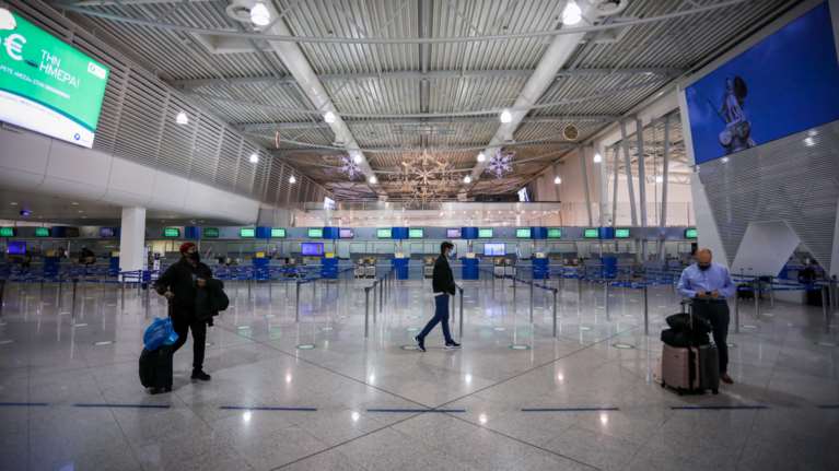 Παράταση στην καραντίνα για τους ταξιδιώτες από εξωτερικό - Τι αναφέρει η νέα ταξιδιωτική οδηγία