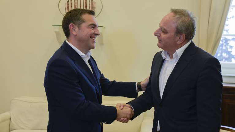 Συνάντηση Τσίπρα με τον ΓΓ του ΑΚΕΛ: Θα εξακολουθήσουμε να δίνουμε μάχες για το Κυπριακό