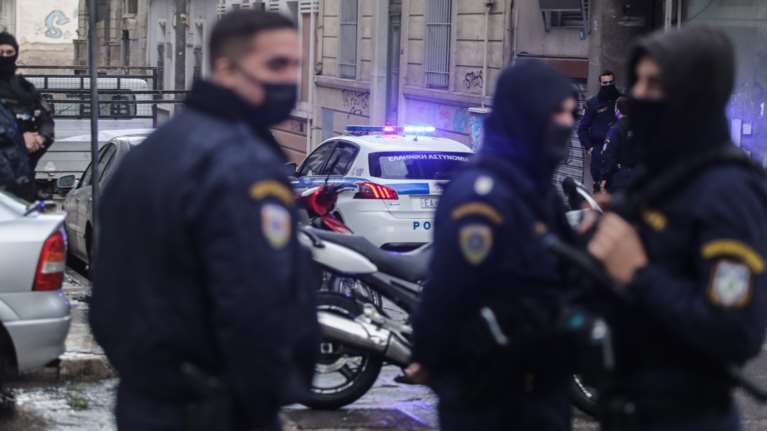 Συνέλαβαν δύο 16χρονους και δύο 17χρονους για ληστεία σε βάρος ανηλίκων στην Αγία Βαρβάρα