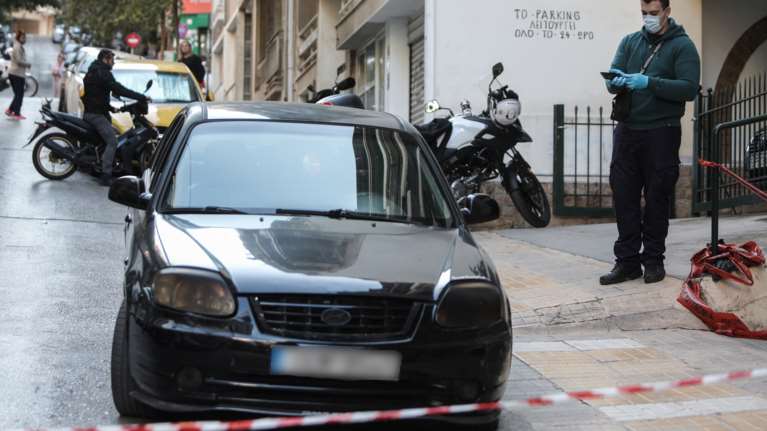 Νεκρός μέσα σε αυτοκίνητο στην Κυψέλη - Δίπλα του βρέθηκε όπλο