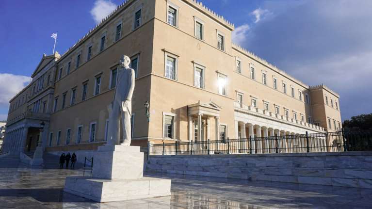 Γραφείο Προϋπολογισμού Βουλής: Προσοχή στις αυξήσεις μισθών - Στο 2,5% η ανάπτυξη το 2024