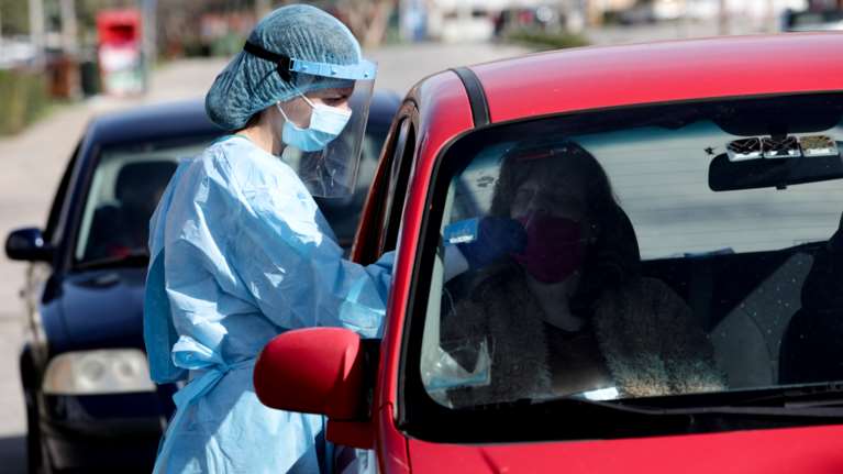Rapid tests στο αυτοκίνητο: Πού θα βρίσκονται την Τρίτη τα κλιμάκια του ΕΟΔΥ
